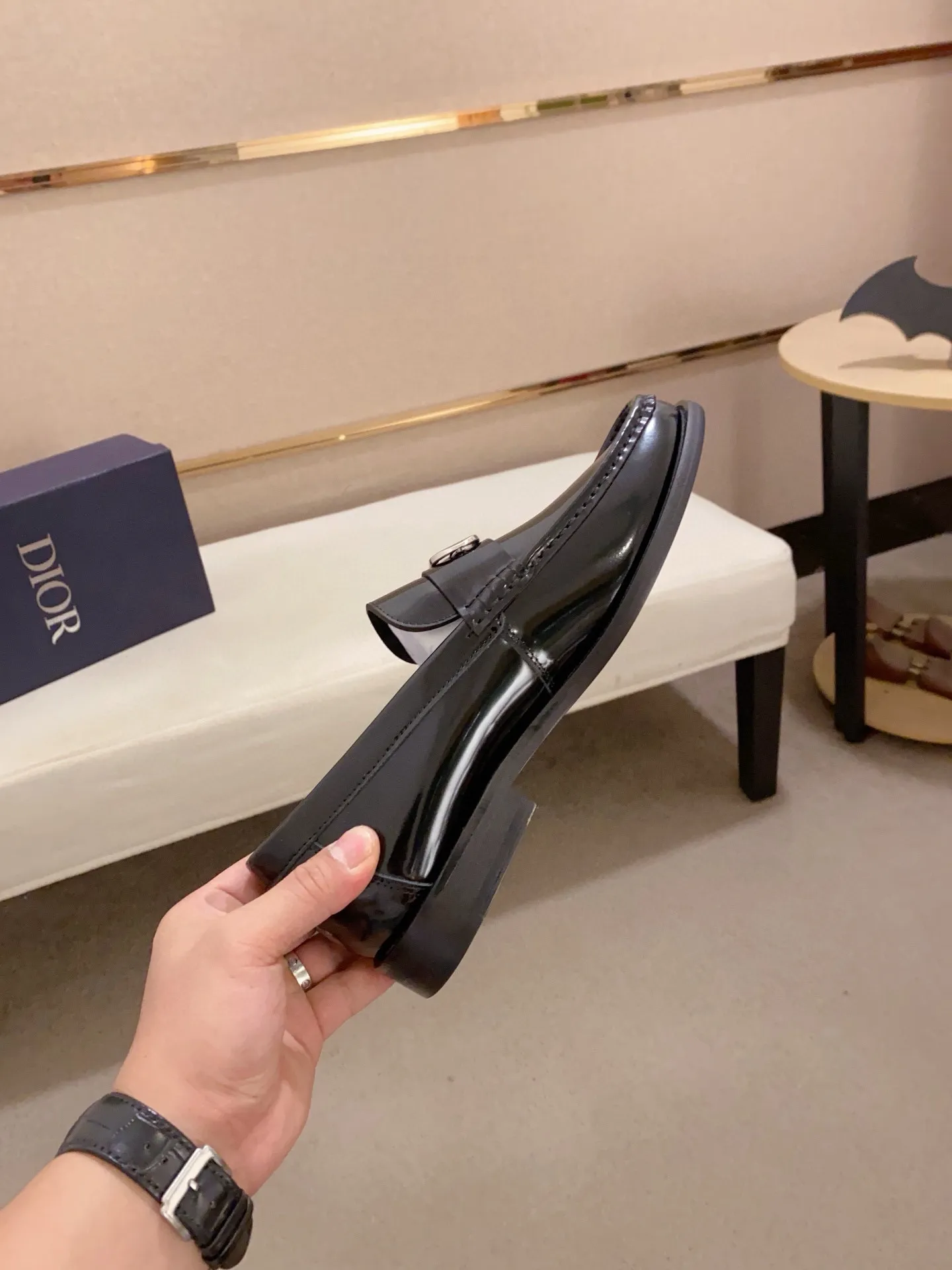 Men's shoes 💰: 560💰 High-end version of Dior Dior's new series. Famous actors and internet celebrities wear super popular designs. The sculptures of French artist Niki de Saint Phalle are designed as rings. Material: Imported original material ➕Painted cowhide Foot pads: cowhide Outsole: Rubber outsole Men's shoe size: 38~44 Can be customized to size 45